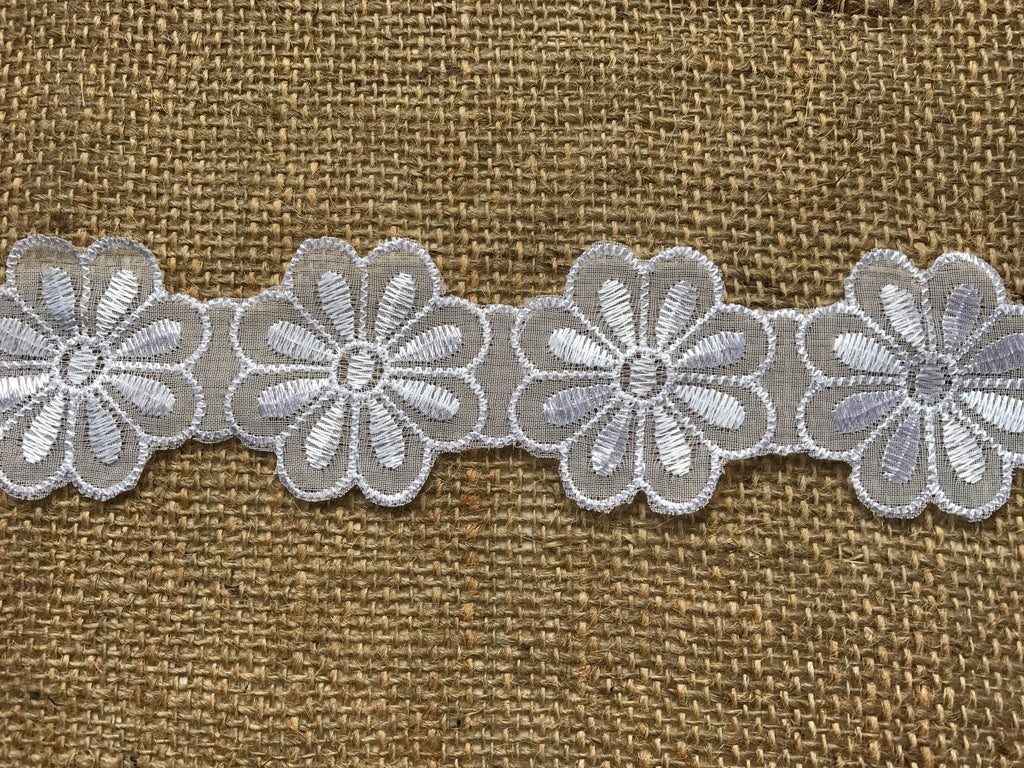 Daisy Guipure Lace Trim 2.5 cm/1 White Ivory Black www.thelaceco