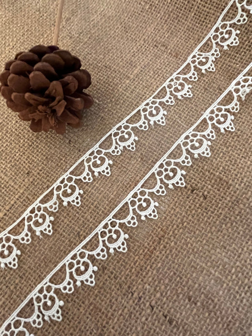 13.7 m (full card)Pretty Ivory Satin Lace Trim  2.5 cm/1”