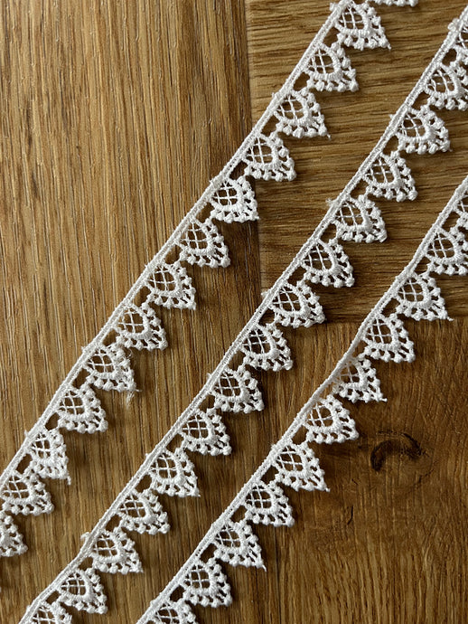 White ‘Shield’ Guipure Venise Bridal Lace Trim 1.5 cm